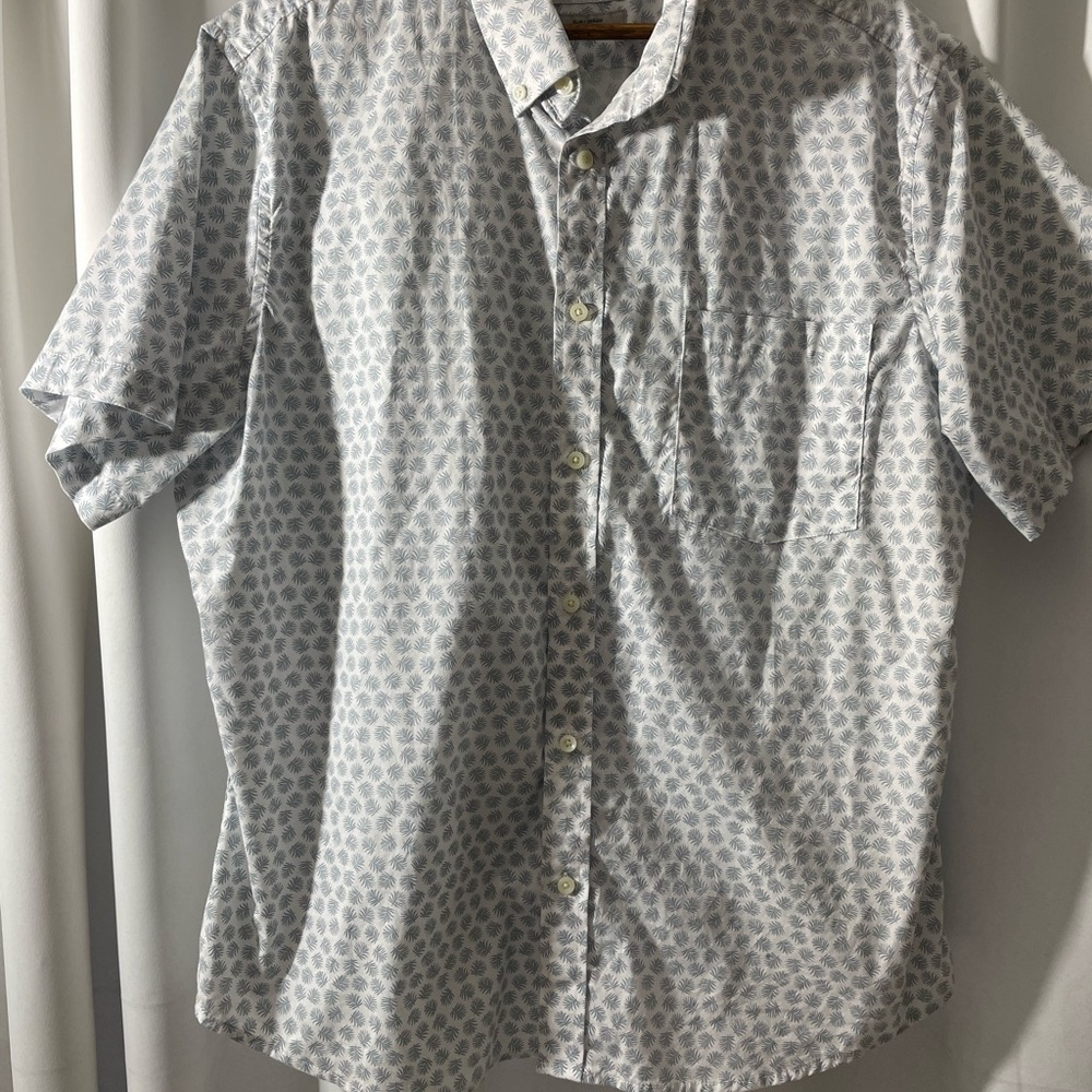 Mens button down - Picture 1 of 4